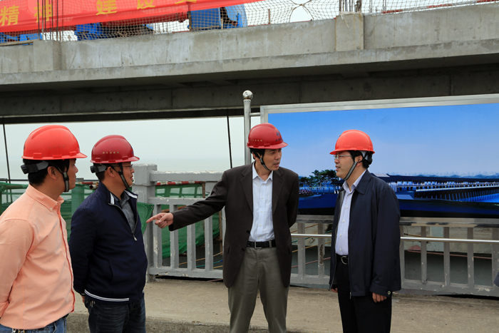 朱学林向省水利工程建设局朱海生局长介绍星空(中国)组织创新情况