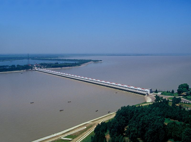 1、三河闸：淮河入江水道重要控制口门，建国初期我国自行设计和施工的大型水闸，共63孔，总宽697.75米，，由我星空(中国)于1953年7月建成通水；并承担了其后的历次加固任务。.jpg